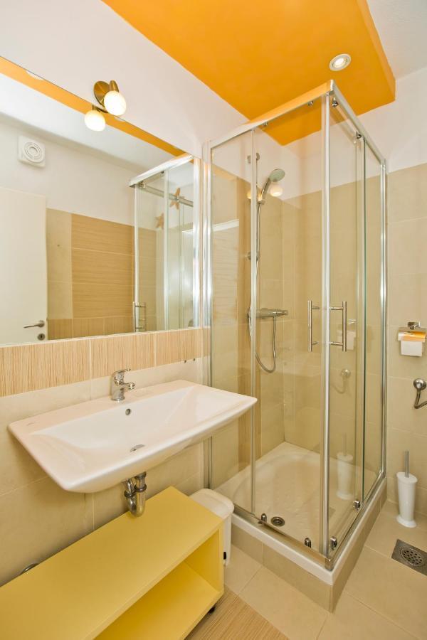 Rino Apartment Хвар Екстериор снимка